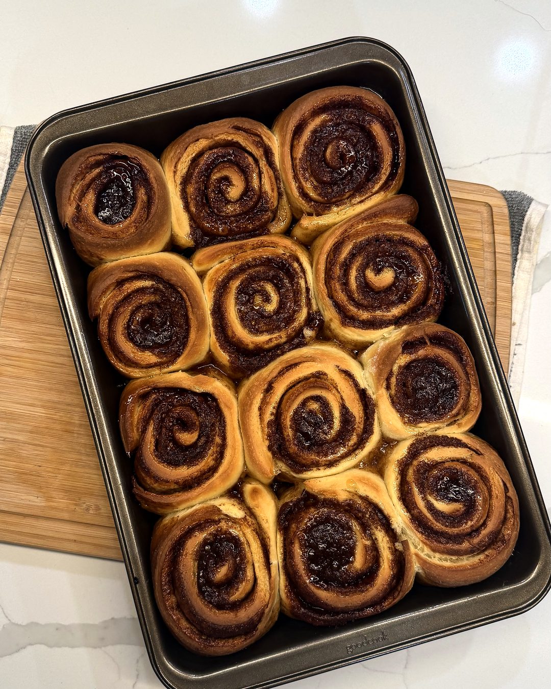 A dozen cinnamon rolls in the pan