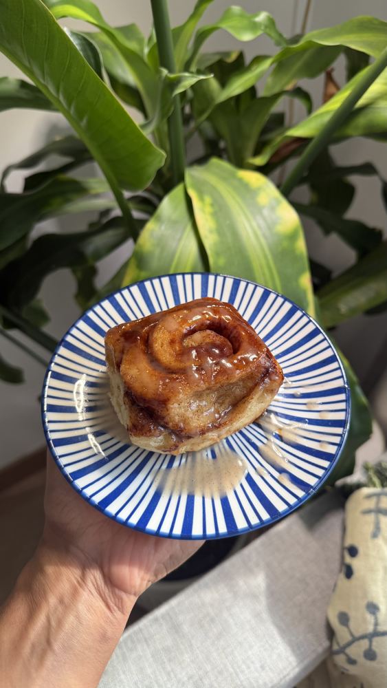 A finished Con Canela cinnamon roll on a plate