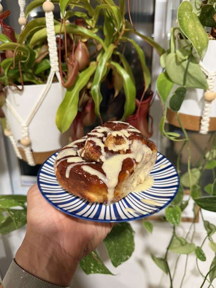 A finished Con Canela cinnamon roll on a plate at home